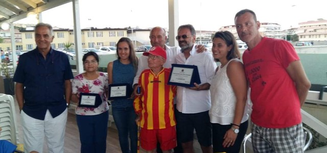 Tuffo collettivo a Lido, premiate le coreografie: l'evento migliore di un'estate da dimenticare