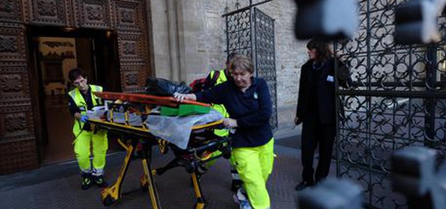 Capitello navata Basilica di Santa Croce a Firenze, cade sulla testa di un turista: morto