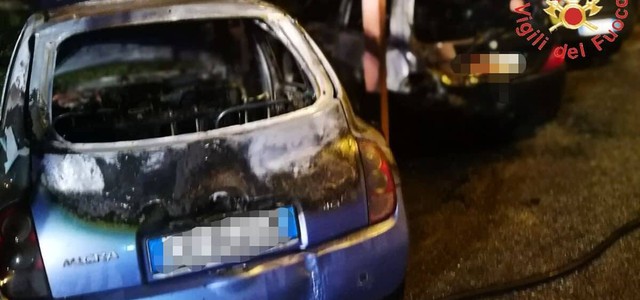 Tre auto in fiamme nella notte