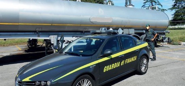 Guardia finanza sequestra autobotte