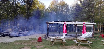 Incendio distrugge punto ristoro nella Sila catanzarese: indagano i carabinieri