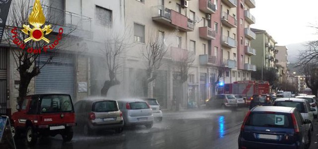 Si rompe condotta, strada allagata a Cosenza