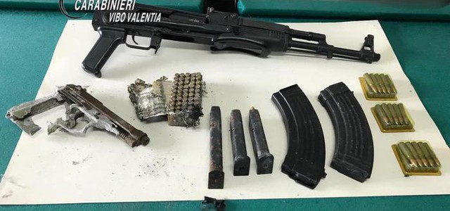 Settantaduenne nascondeva Kalashnikov AK M70  in un'intercapedine