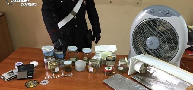 Coltivava e spacciava stupefacenti in casa: arrestato 40enne