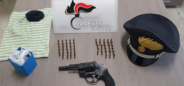Sorpreso con revolver e proiettili in casa, arrestato 39enne