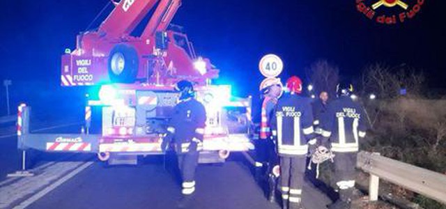 Auto fuori strada sulla statale 106, morto un trentunenne
