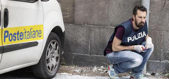 Esplosione a Roma, davanti alle Poste: ordigno rudimentale tra due auto