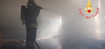 In fiamme capannone nel Catanzarese (FOTO)