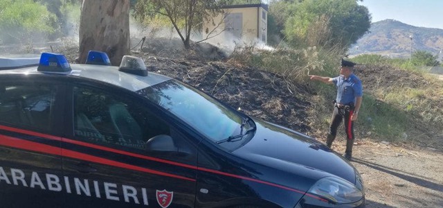Incendio alle pendici della collina, arrestato piromane