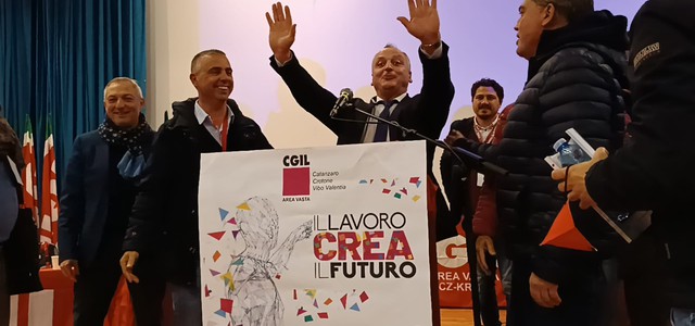 Il segretario generale uscente, Enzo Scalese, rieletto con larghissima maggioranza alla guida della Cgil Area Vasta Catanzaro-Crotone-Vibo nel corso del II congresso nel teatro della Fondazione Terina