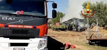 In fiamme un fienile nel Cosentino (FOTO)