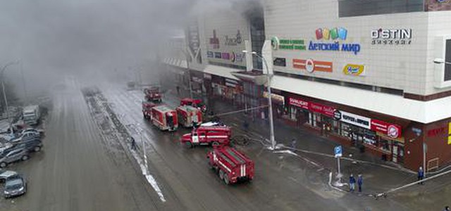 Russia, incendio in centro commerciale Siberia: 41 i bimbi morti nel rogo al mall, 48 vittime