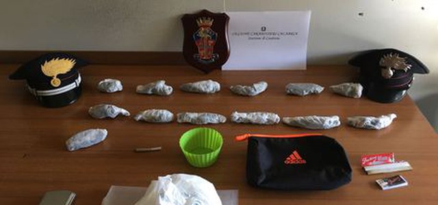 Tenta disfarsi di droga, arrestato minore