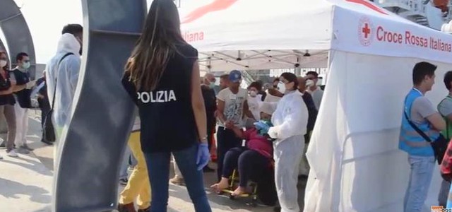 Sbarchi in Calabria, a Crotone la Olympic Commander con 1.200 migranti (VIDEO)