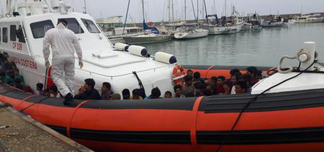 Soccorsa barca a vela con 40 migranti
