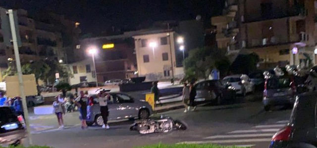 Incidente sul lungomare - impatto tra auto e scooter