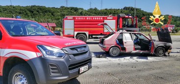 Auto in fiamme nel parcheggio del Centro Commerciale I Due Mari