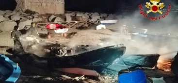 In fiamme imbarcazioni nel Vibonese (FOTO)