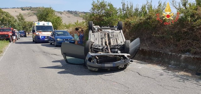 Auto si ribalta nel Catanzarese, due giovani lievemente feriti