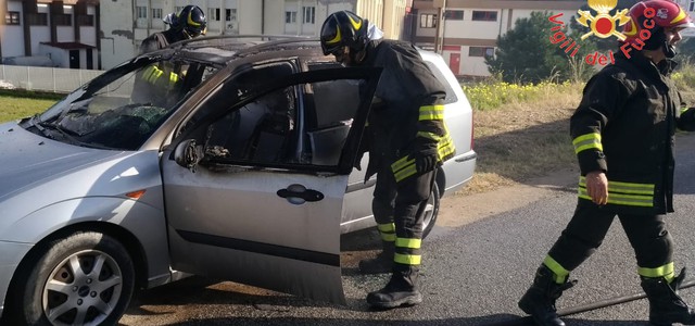 Incendio di un'auto a Soverato nei pressi di una scuola
