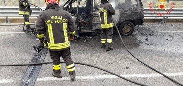 Auto in fiamme su Trasversale delle Serre, distrutta dal rogo: disagi al traffico