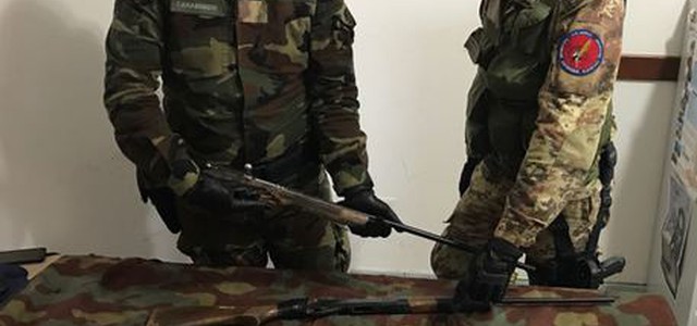 Pistola e carabina in garage, arrestato