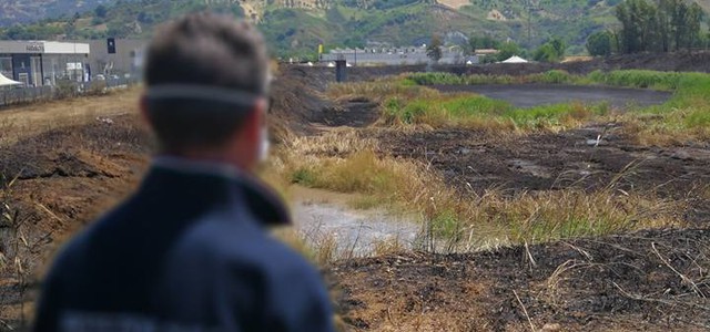 Definitivamente spento l'incendio nella zona delle vasche della ex Legnochimica
