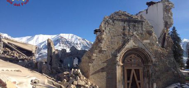 Terremoto, ad Amatrice crolla la parete destra della chiesa di S. Agostino