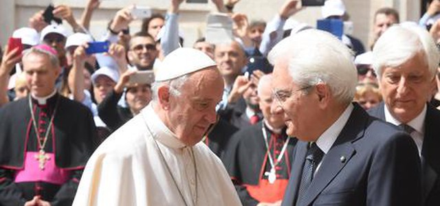 Papa al Quirinale incontra Mattarella: "Terrorismo, migranti, disoccupazione le sfide"