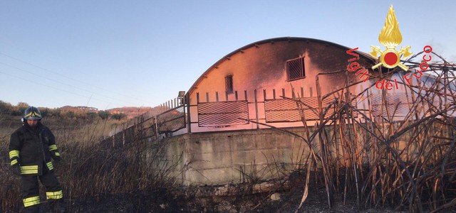 Incendio capannone pellet. Nessuna ipotesi esclusa