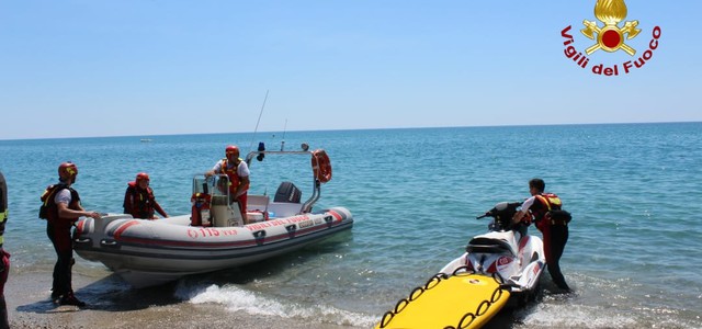 Coppia si allontana in mare, soccorsa dai VvF