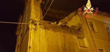 Crolla parte di una palazzina a Lamezia