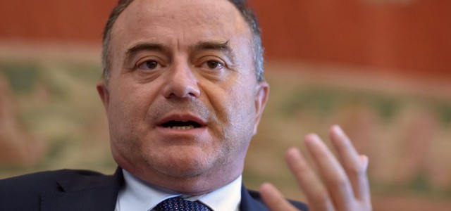 Una foto del procuratore Gratteri per augurare buon Natale, la scelta di un consigliere umbro