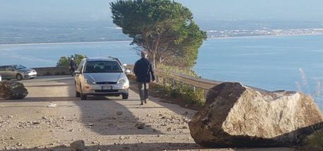 Caduta massi su strada, tragedia sfiorata