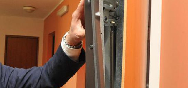 Finge suicidio della moglie per rientrare a casa