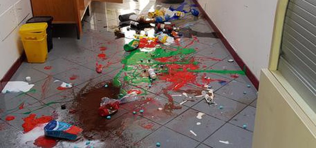 Vandali in scuola Reggio, rubati pc
