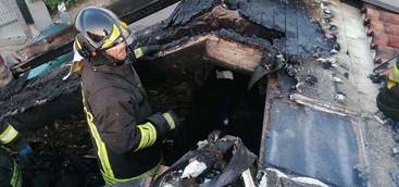 Incendio di un tetto nel Vibonese (FOTO)