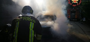 Due auto in fiamme sulla statale 106 nel Catanzarese