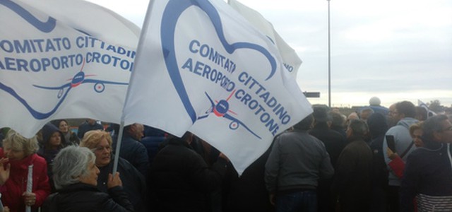 Manifestazione ad aeroporto Crotone