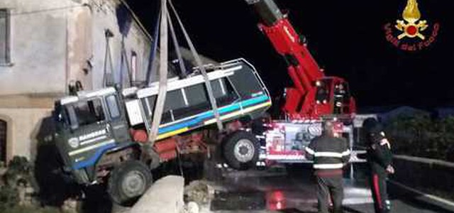 Autobotte "Rangers Italia" in scarpata