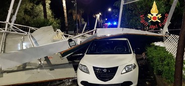 Maltempo a Lido e Roccelletta, struttura balneare rasa al suolo dal vento (VIDEO)