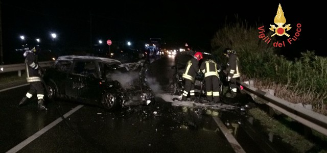 Scontro frontale tra due auto, due feriti