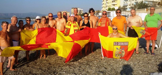 Un tuffo a sostegno del Catanzaro Calcio targato "Calabria Un mare d'Amore"