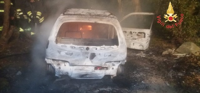 Auto distrutta dalle fiamme a S.Andrea, sconosciute le origini dell'incendio.