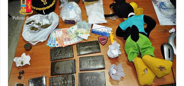 Droga nascosta in oggetti ed alimenti a casa, arrestato