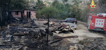 Incendio arbusti e macchia mediterranea nel Catanzarese