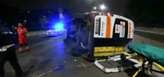 Auto travolge ambulanza, 6 feriti