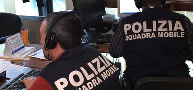 Spara contro portone della ex, ferisce figlia di 15 anni