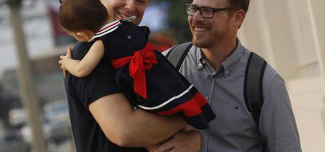 Gay: sì alla maternità surrogata per due papà
