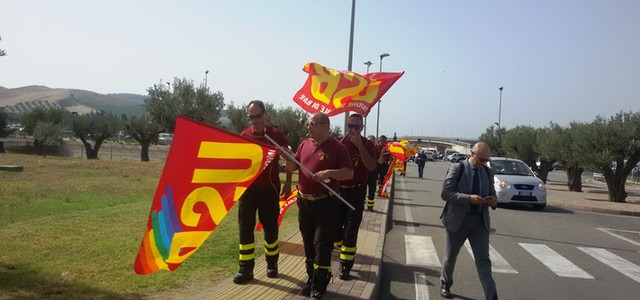 Usb protesta davanti Cittadella: "Calabria brucia e vigili del fuoco manifestano" (VIDEO)